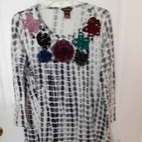 Multiples  Size Small  Black &  White w/Silk Flowers on Neckline Tunic. - Picture 1 of 4
